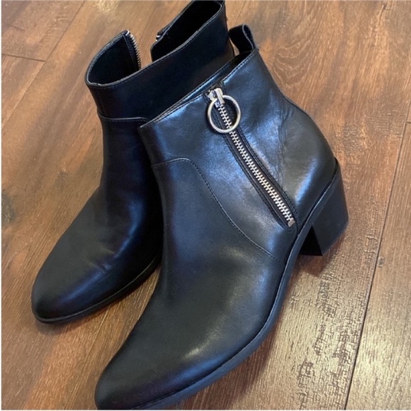 Via Spiga Shoes Cayla Black Leather Low Heel Zipper Ankle Boots New size 8.5 - Picture 12 of 13